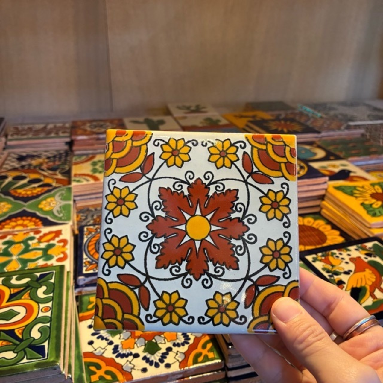 Mexico Talavera tile　メキシコタラベラタイル　004　フラワー　お花　オレンジ　ホワイト　10cm　コースター　鍋敷き　DIY　モザイクタイル　柄タイル　室内壁　室外壁　デザインタイル　レトロ　アートタイル　ハンドメイド