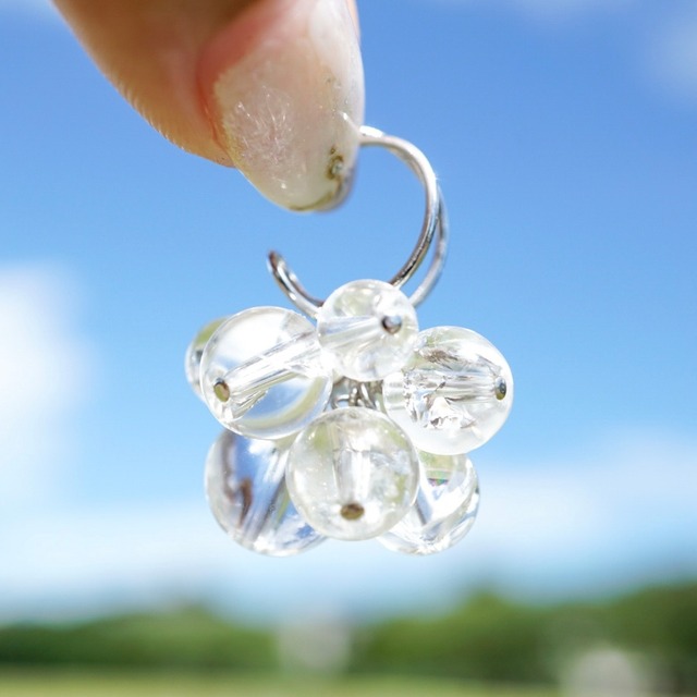 「シャボン玉」イヤーカフ 片耳 アイリスクォーツ 虹 レインボー 水晶 クリア 透明 大ぶり 天然石 ゴールド シルバー