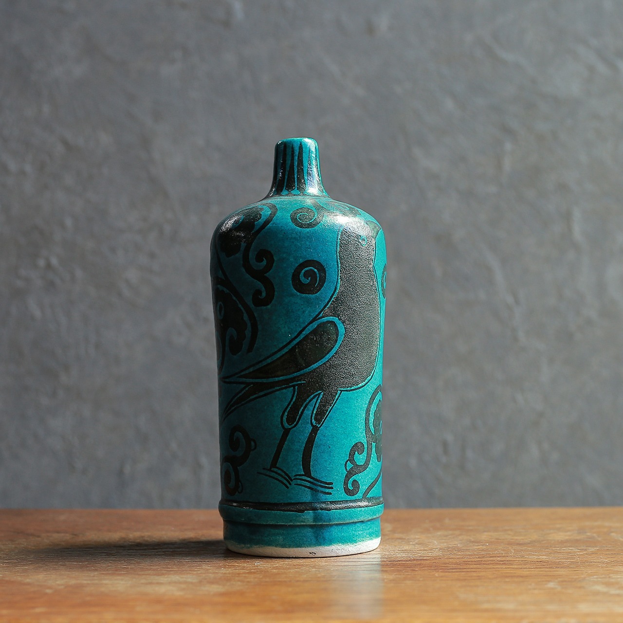 エメラルドグリーンが鮮やかな、美しい模様のフラワーベース