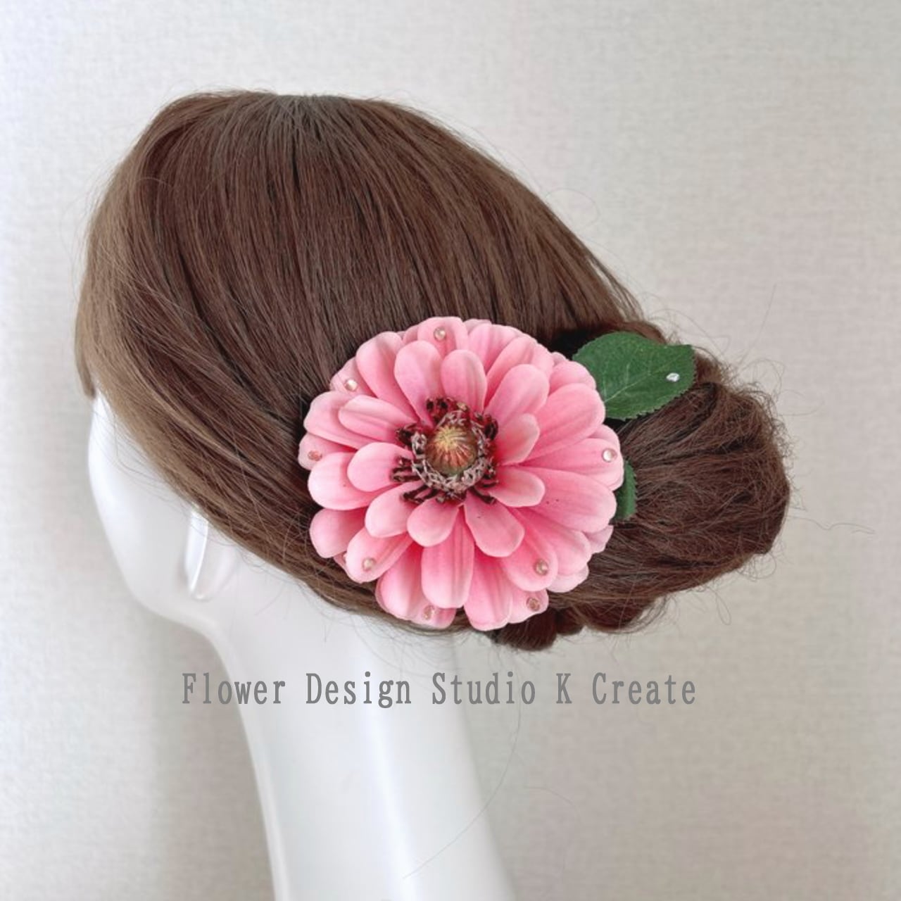 ピンクのダリアと葉っぱの髪飾り ピンク ダリア 髪飾り フローレス フラメンコ 花飾り 頭飾り ライトストーン 浴衣 和装 着物