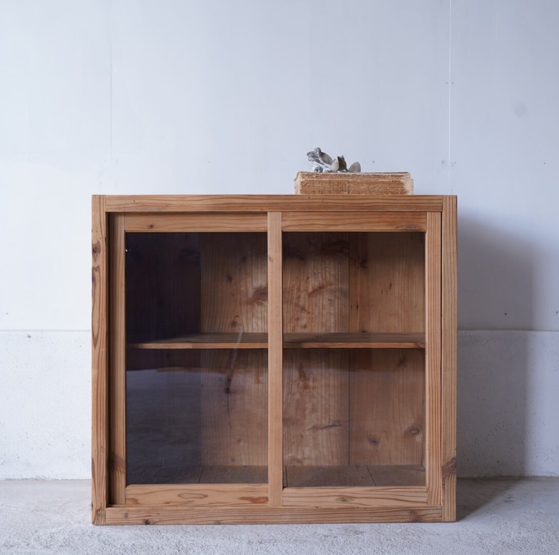 ガラス引き戸のキャビネット