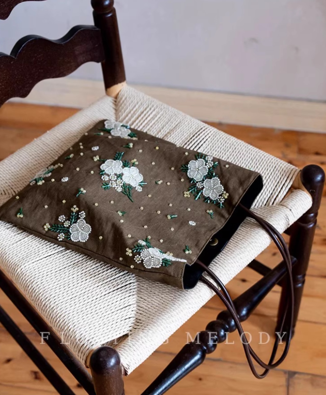 ビーズ刺繍クラッチバッグ