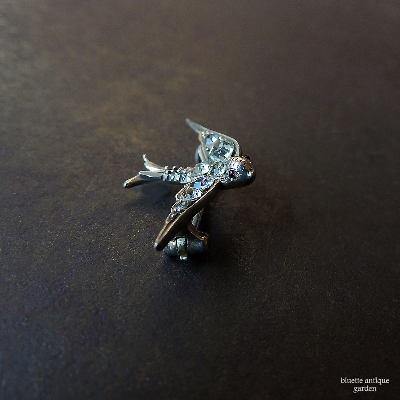 アンティークジュエリー シルバー935 レッドアイ ツバメブローチ