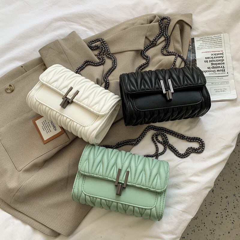 バッグ レディース ショルダーバッグ チェーンバッグ カバン かばん 鞄 レディースバッグ ショルダー 斜め掛けバッグ 肩掛けバッグ 手持ちバッグ 斜めがけ PU キルティング チェーン かわいい 大人可愛い きれいめ 大人 上品 おしゃれ お洒落 送料無料 キュート 無地 10代 20代 30代 40代 オフィス ビジネス OL 通勤 学生 通学 デート お出かけ 休日 デイリー 普段使い 韓国 韓国系 ファッション コーデ スタイル 高見え 小さめ ホワイト ブラック グリーン 白 黒 緑