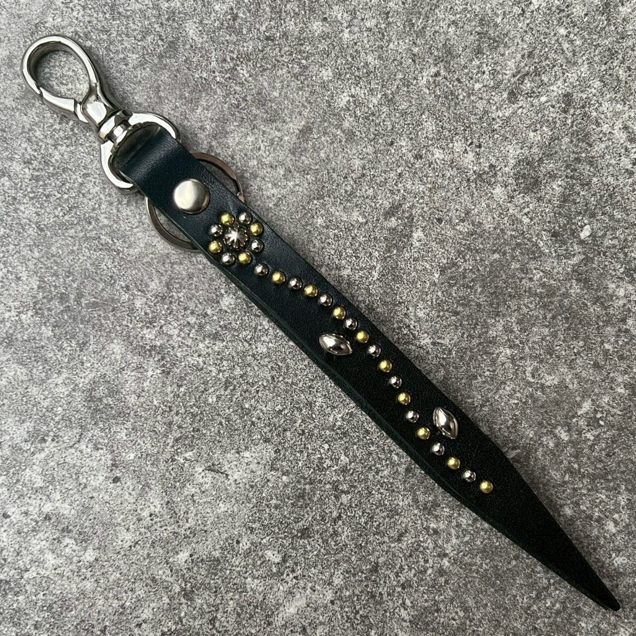 栃木レザー】片面スタッズキーホルダー 栃木SV2 | Ace leather
