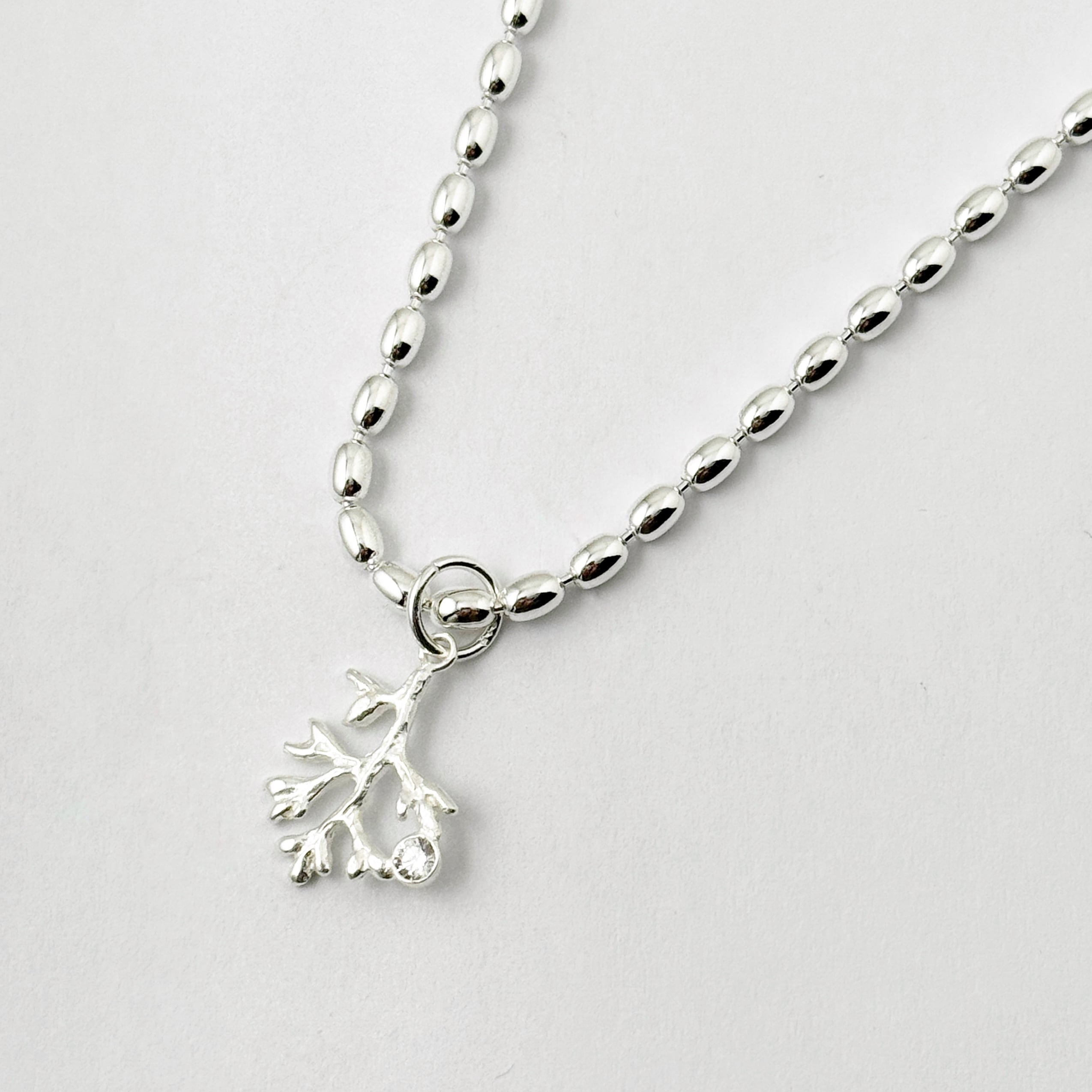 珊瑚の木の ネックレス