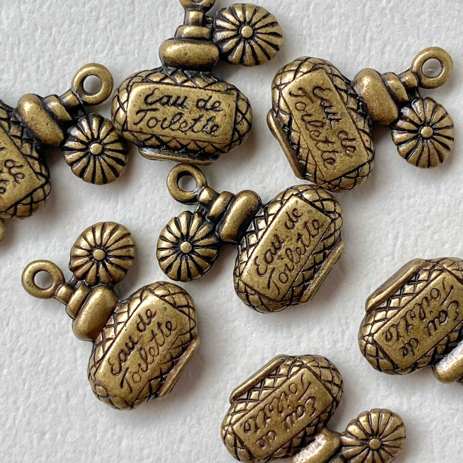 再入荷〉アンティーク風 フラットな香水瓶チャーム（17mm） | Dua