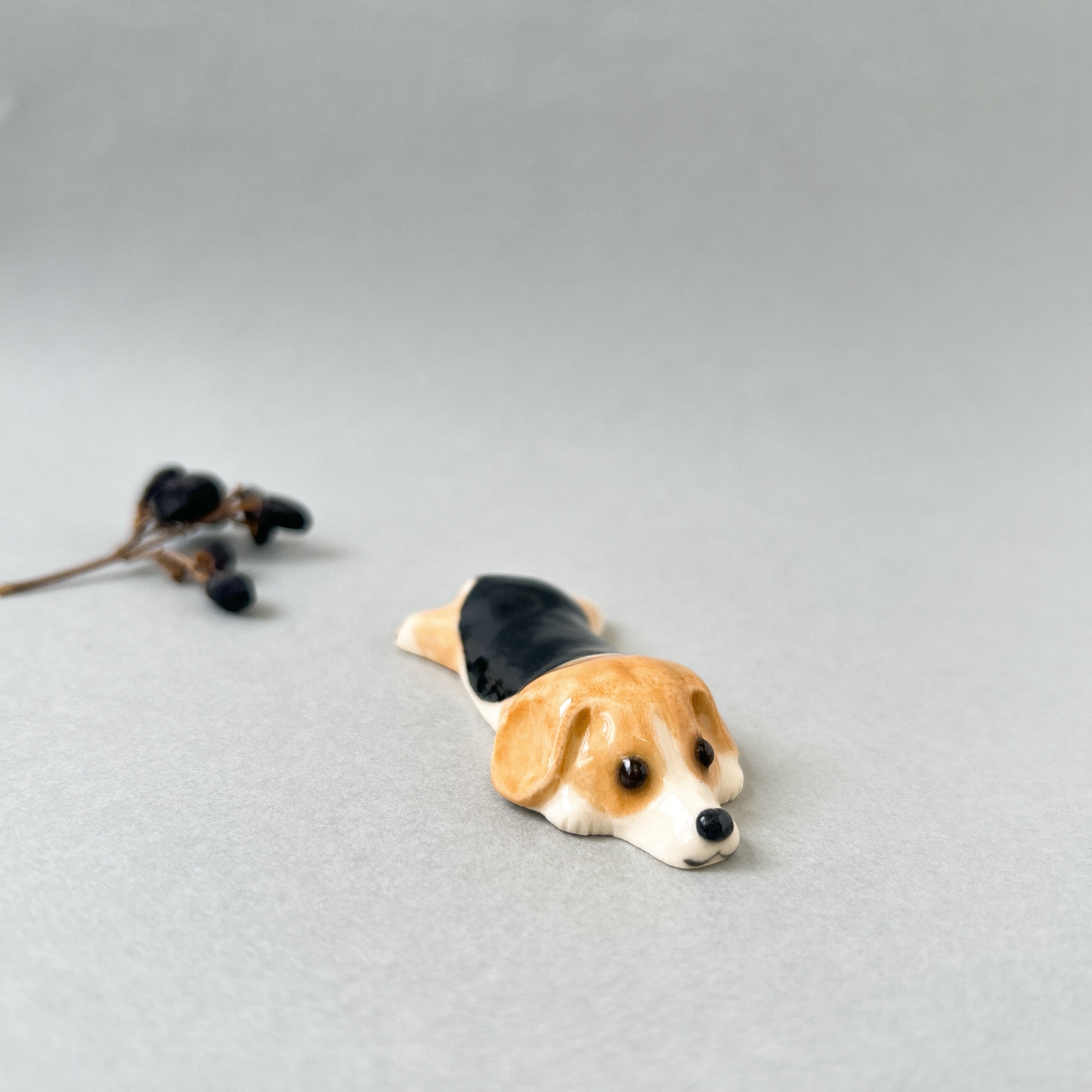 ビーグル犬の箸置き（伏せ寝） | 陶器のことり