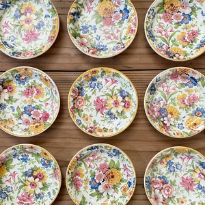 カラフルな花模様の小皿