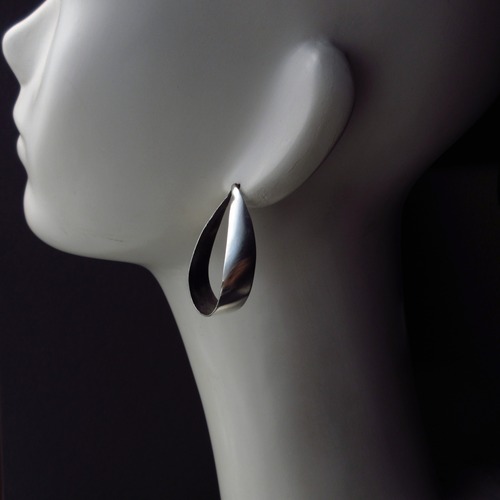 大ぶりなシルバーピアス