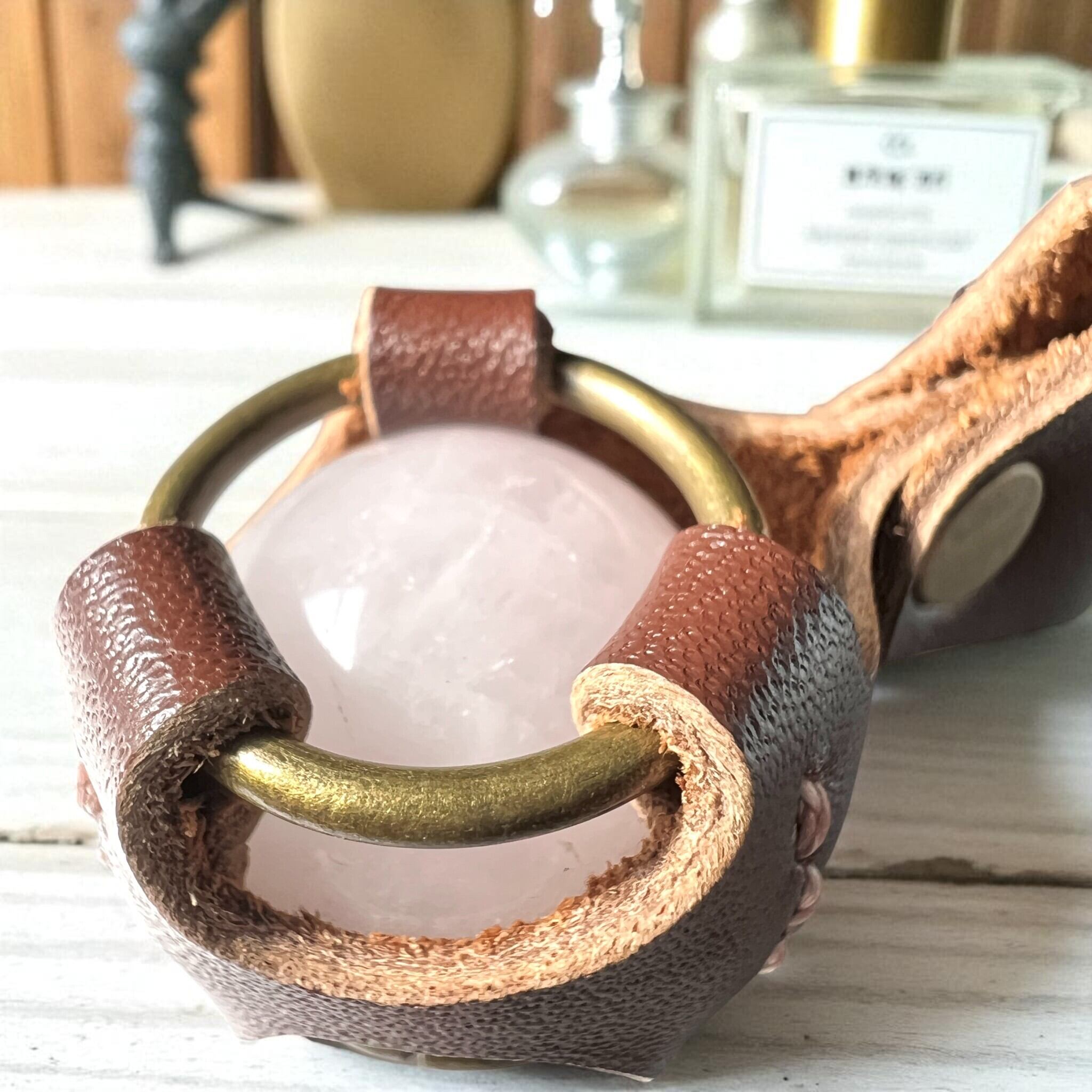 前向きに進みたい日に｜カイヤナイト×本革 マクラメブレスレット