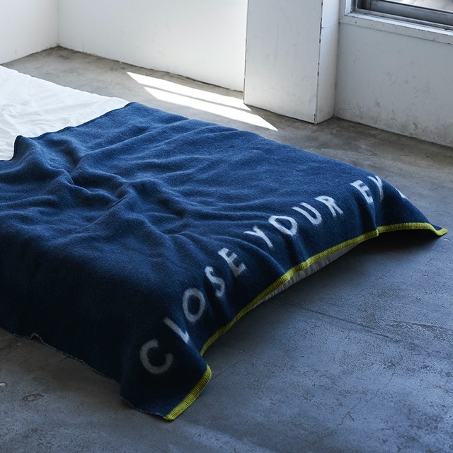 ハーフサイズの肉厚ウール毛布「CLOSE YOUR EYES」／LOOM&SPOOL