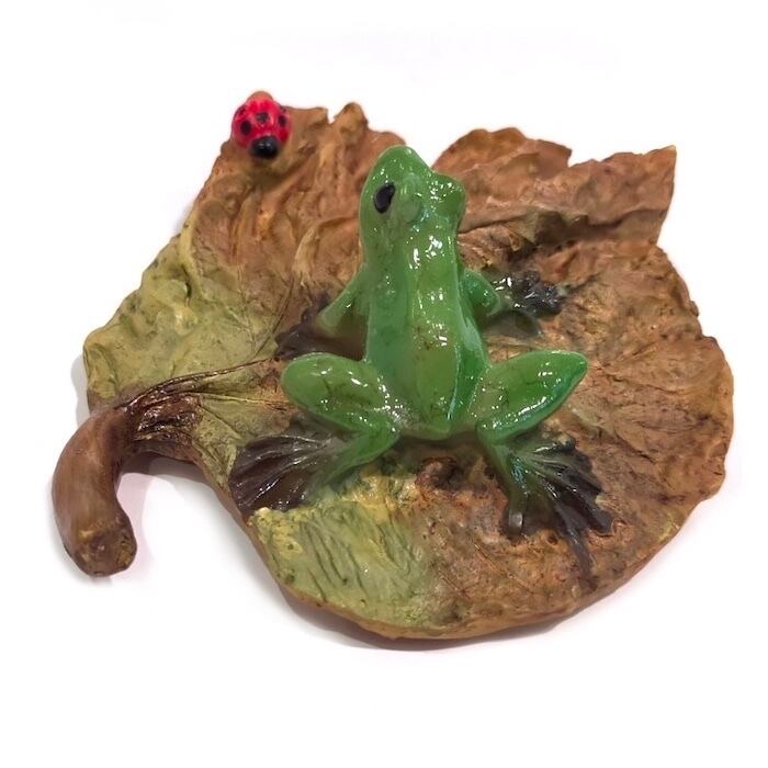 ミニチュアアニマル 丸木の葉 Ed3748h かえる カエル 木の枝 てんとう虫 かわいい 置物 置き物 オブジェ ミニチュア 小さい ギフト 秋 冬 三和ポチット
