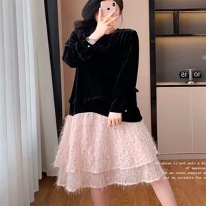 【送料無料】 ロングワンピ ひざ丈 ミモレ 大きい ゆったり ゆる オーバーサイズ プラスサイズ ぽっちゃり 長袖 Uネック Aライン フレア プルオーバー ティアードフリル 異素材切り替え エレガント 可愛い 大人可愛い きれいめ シンプル カジュアル シック コンサバ 華やか 大人 上品 おしゃれ お洒落 主役級 こなれ感 高見え 高級感 フェミニン ガーリー 無地 冬 レディース 女性用 30代 40代 デート お出かけ 女子会 お呼ばれ 休日 ファッション ドッキング スパンコール キラキラ