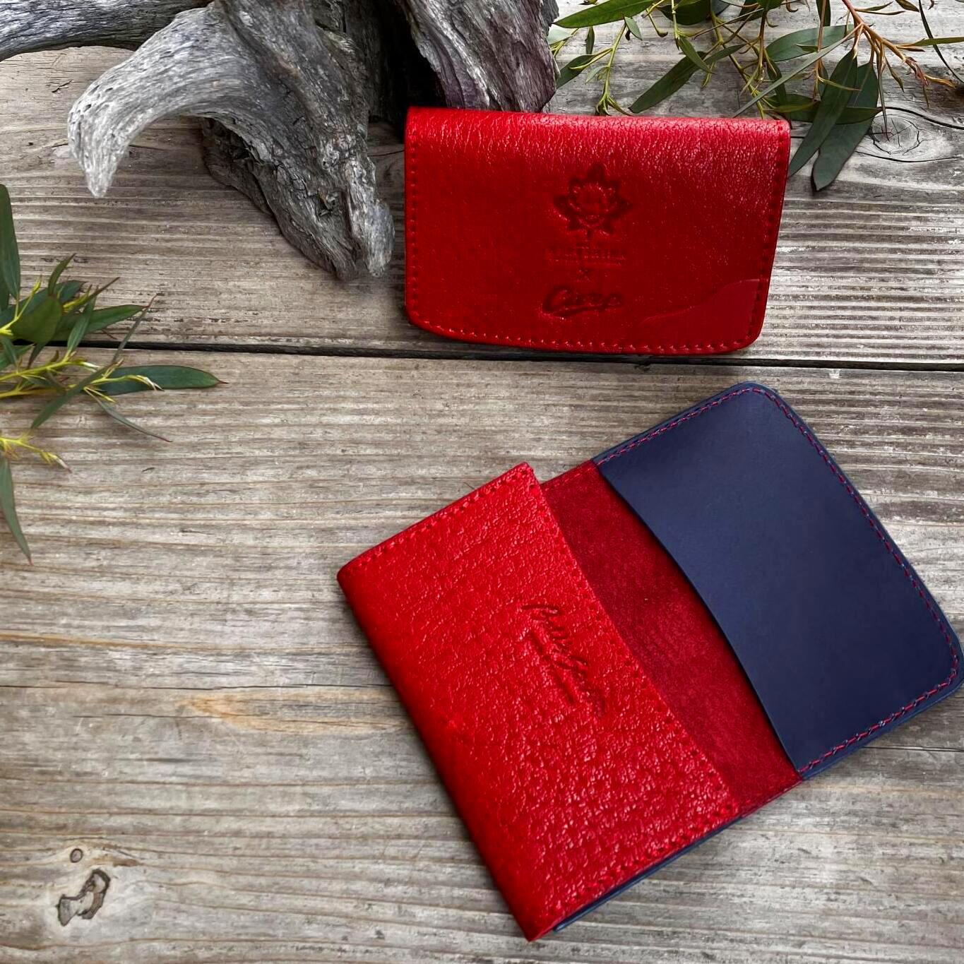 【広島ジビエレザー×カープコラボグッズ】物語の詰まった名刺入れ 2026Ver.|広島産猪革RED|広島東洋カープ公式ライセンスグッズ