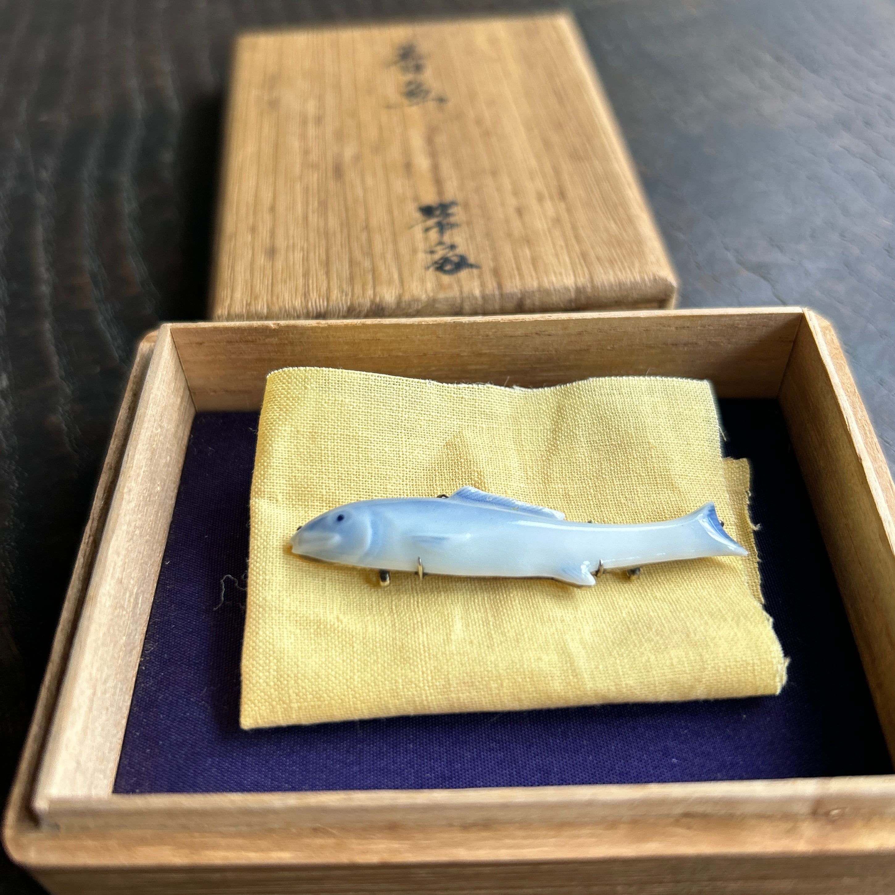 12代今右衛門　繊細な香魚の帯留め　WG使用