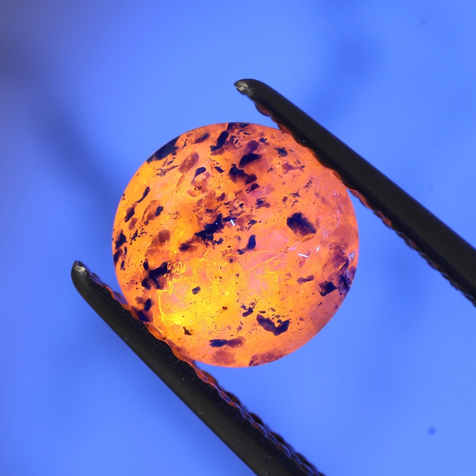 ラズライトインソーダライト 0.96ct ラウンド | 色石堂