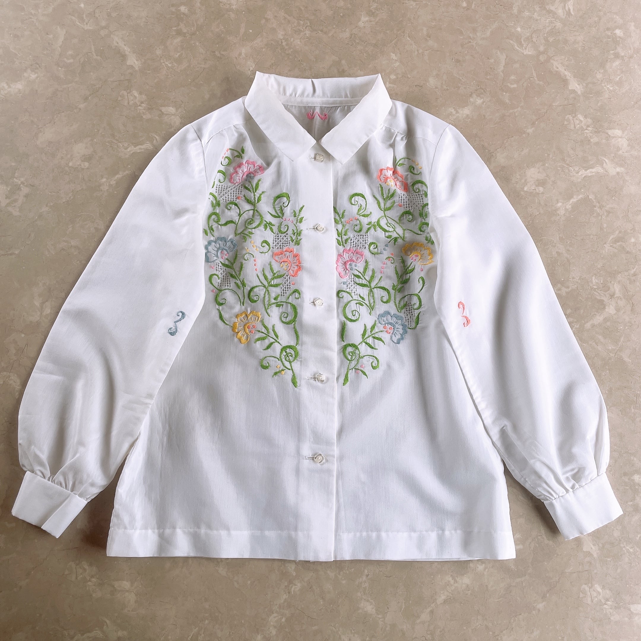 大阪府の 【vintage】レトロなエンブレム刺繍のホワイトブラウス | www