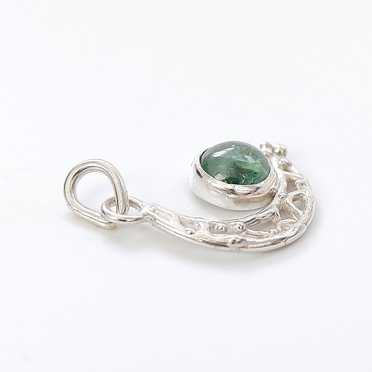 翠の月に寄せて～ グリーンカイヤナイトの三日月デザインペンダント