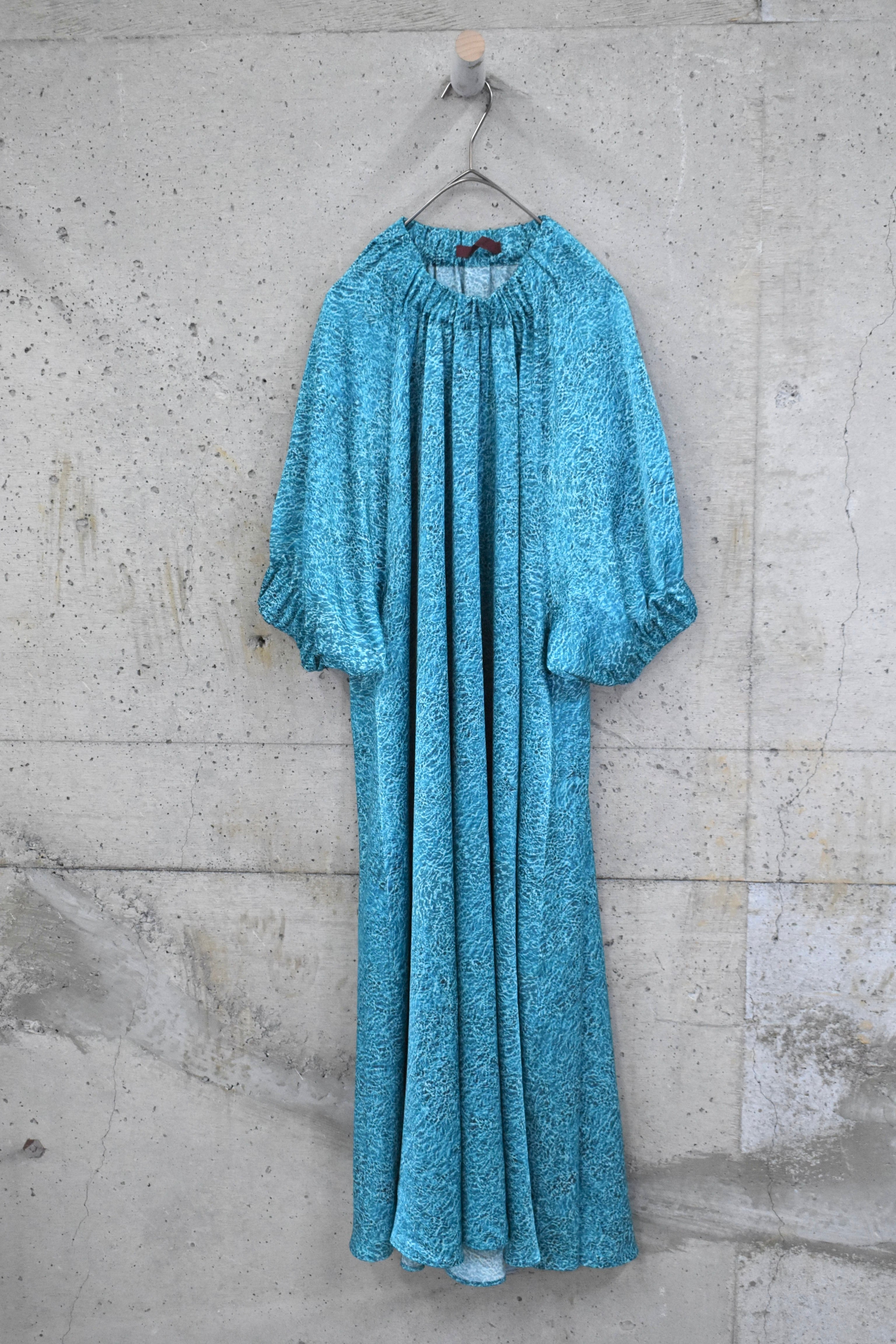 Water surface pattern raglan dress