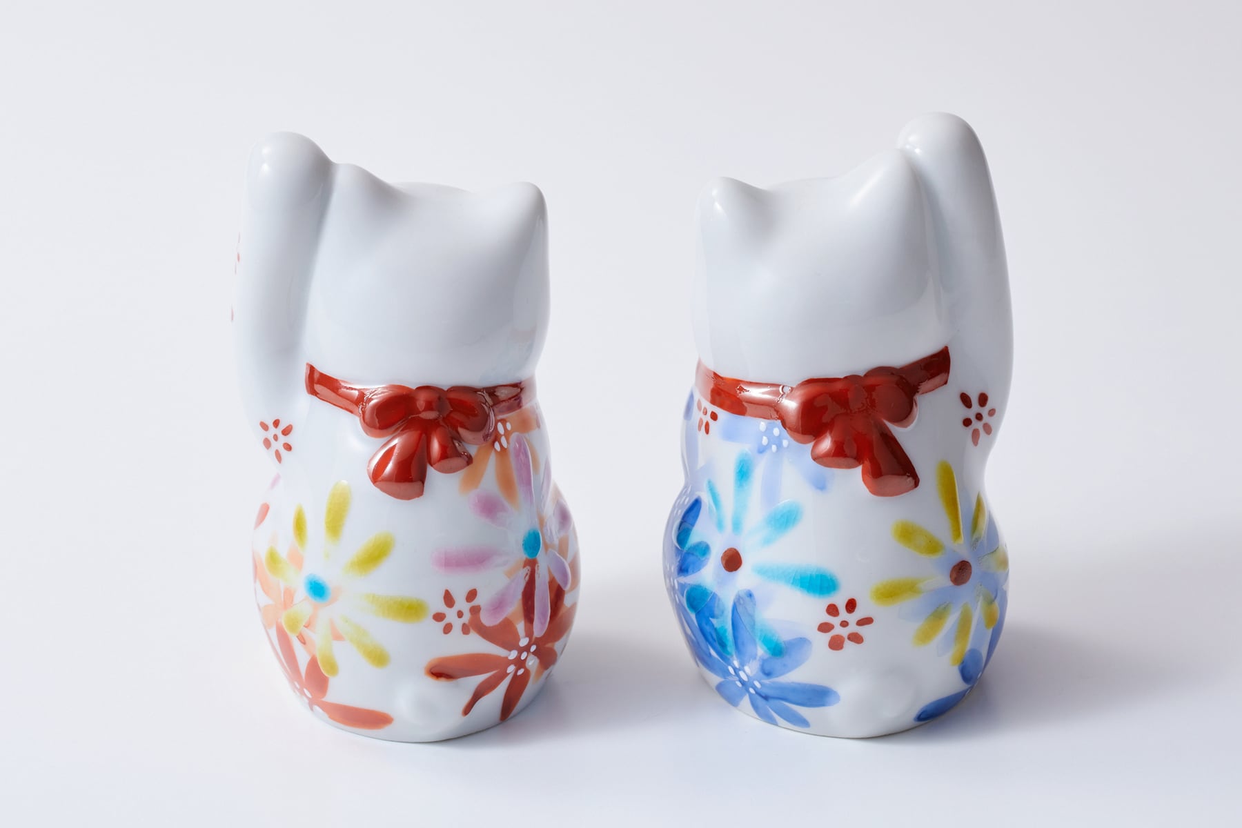 招き猫（右） 花の宴 -utage- 青 | 虚空蔵窯｜石川県能美市の