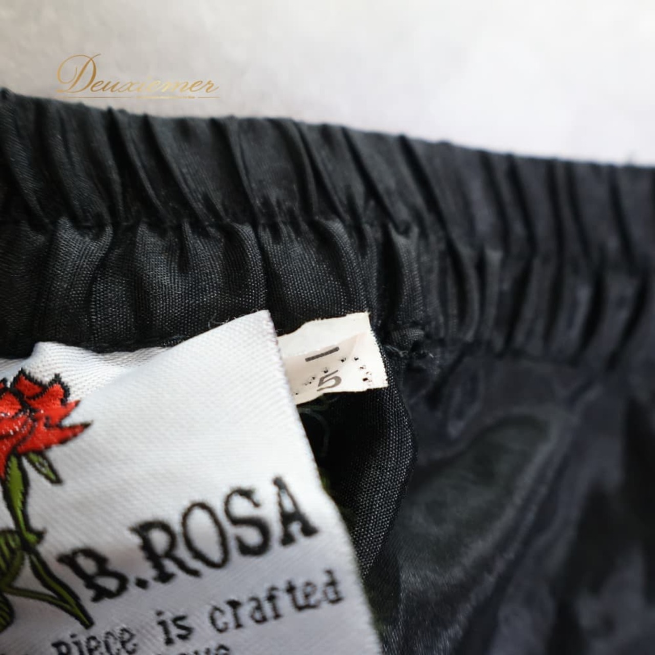 ベリーダンス 衣装 BANU ROSA バーヌローサ ジプシースカート 25ヤード ジプシースタイル ブラック系 無地 シンプル 黒 白 ティアード ボリューム 光沢 華やか かわいい ダンス衣装 イベント ステージ 練習 レッスン ホワイト系