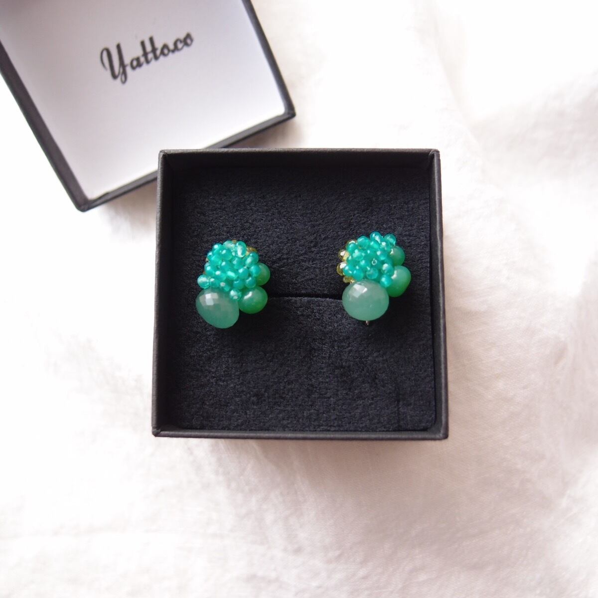 【天然石刺繍/イヤリング】Green onyx × Aventurine × Vesuvianite × Chrysoprase