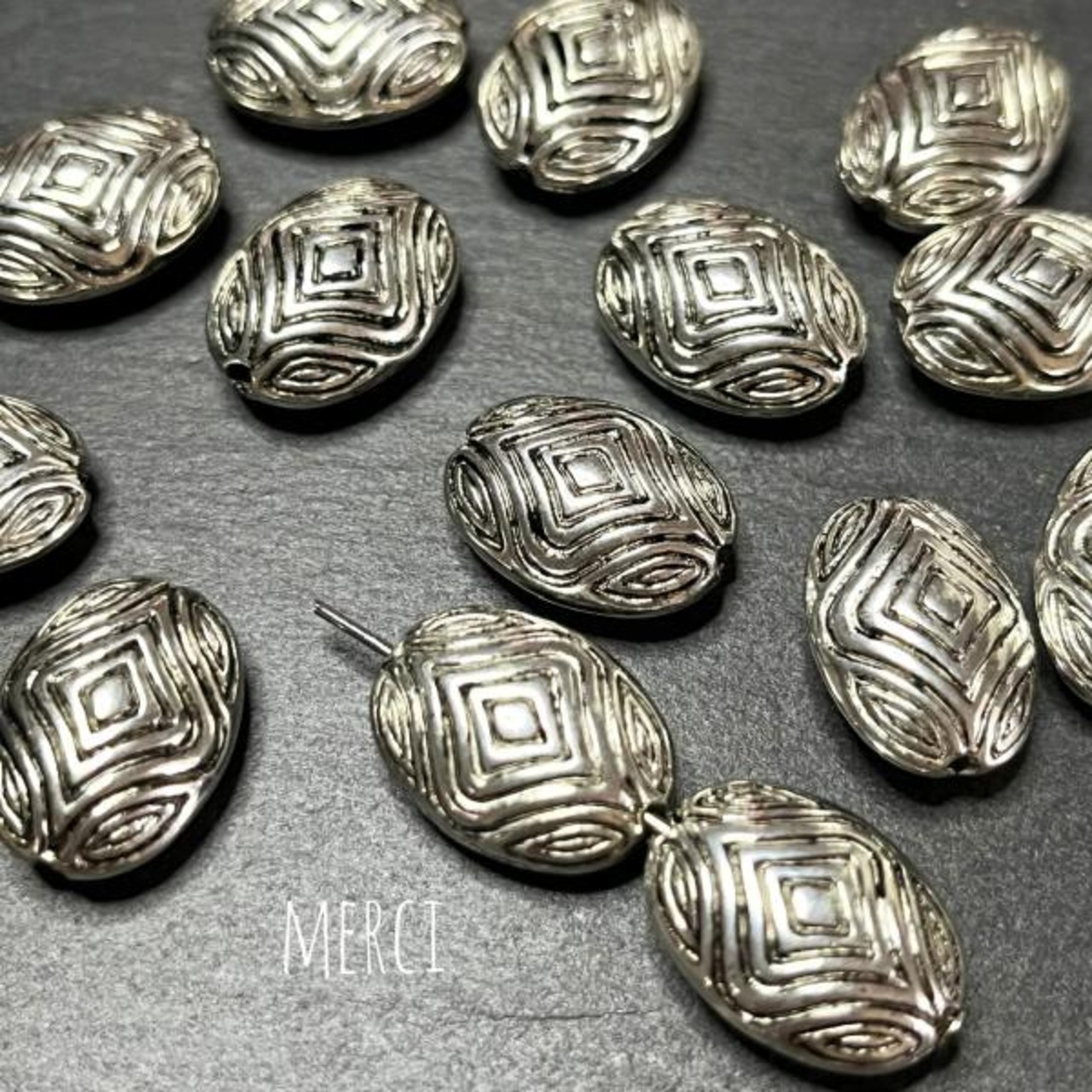 【2個】メタル風オーバル幾何学アクリルビーズ/スペーサ ー/CCB