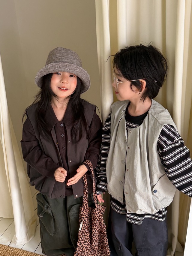 バルーンボタンベスト（2色展開）KMAI｜アウター チョッキ｜小学生 ジュニア対応｜通学 普段着｜韓国子供服｜男の子 女の子｜100-160cm｜2026秋服 ［取寄］