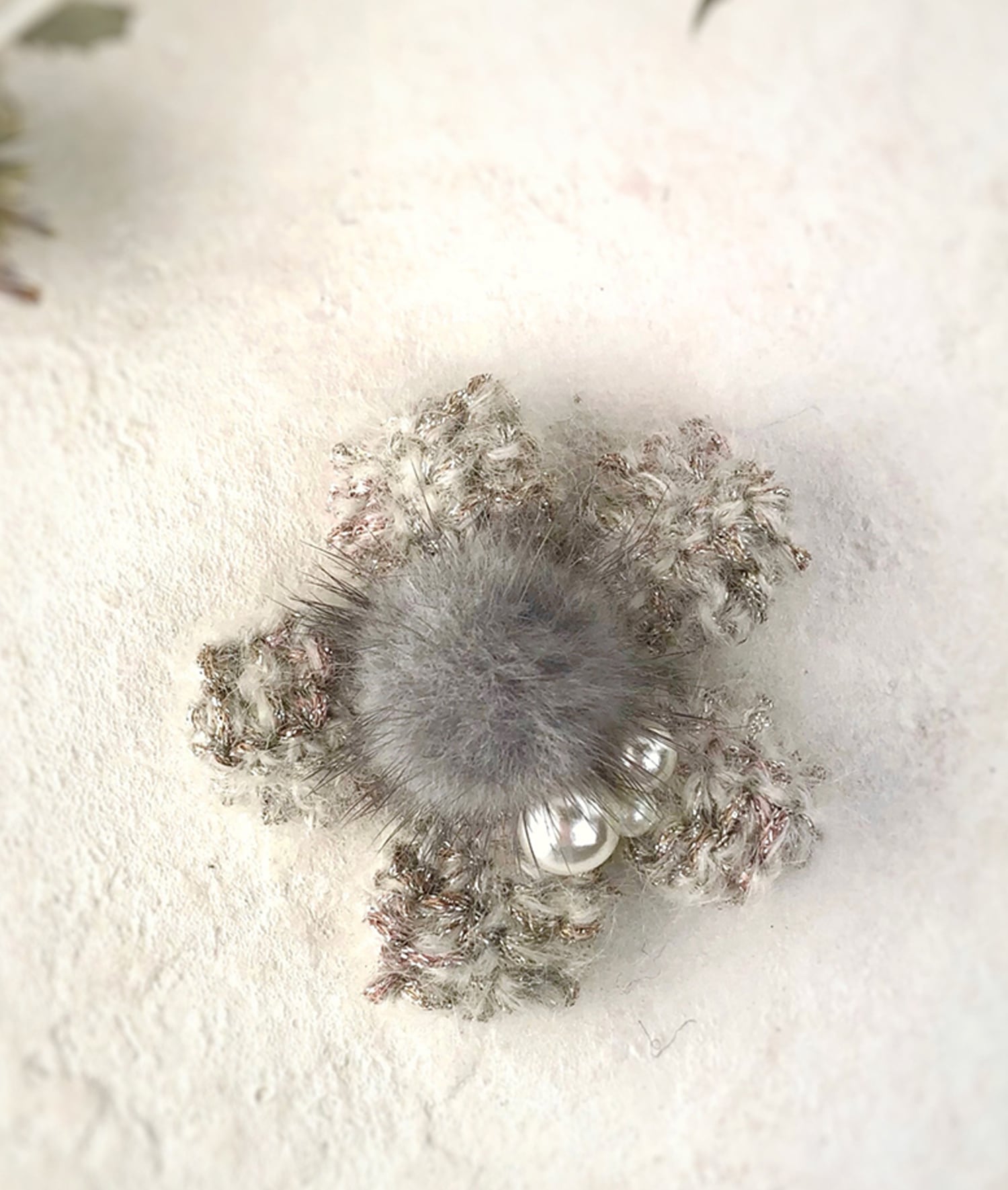 ファーポンポン付きかぎ針編み花ブローチ(グレー)