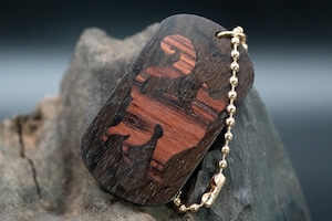 【音楽業界屈指の銘木】 ハカランダ ドッグタグ 象嵌 探る視線