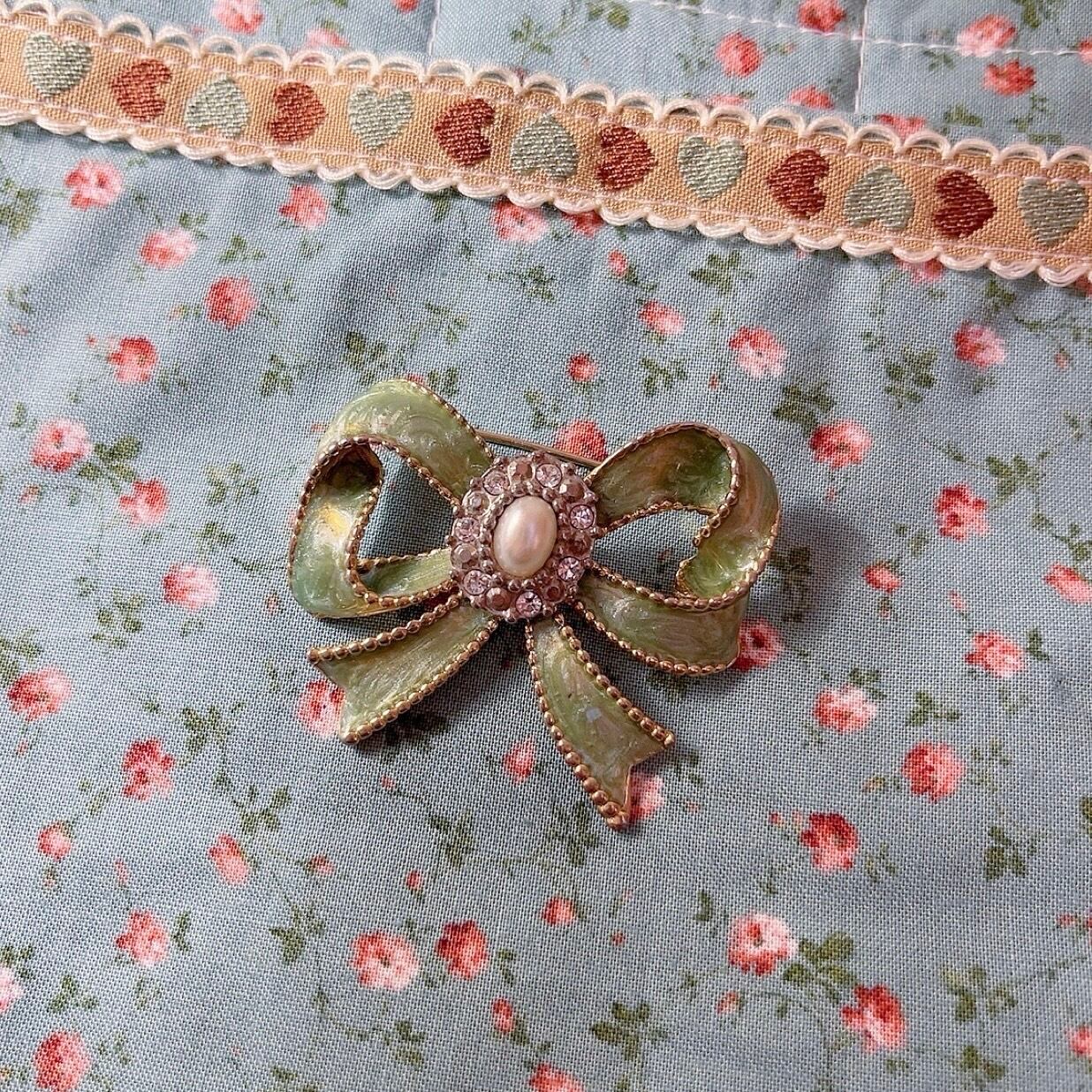 green ribbon silver brooch