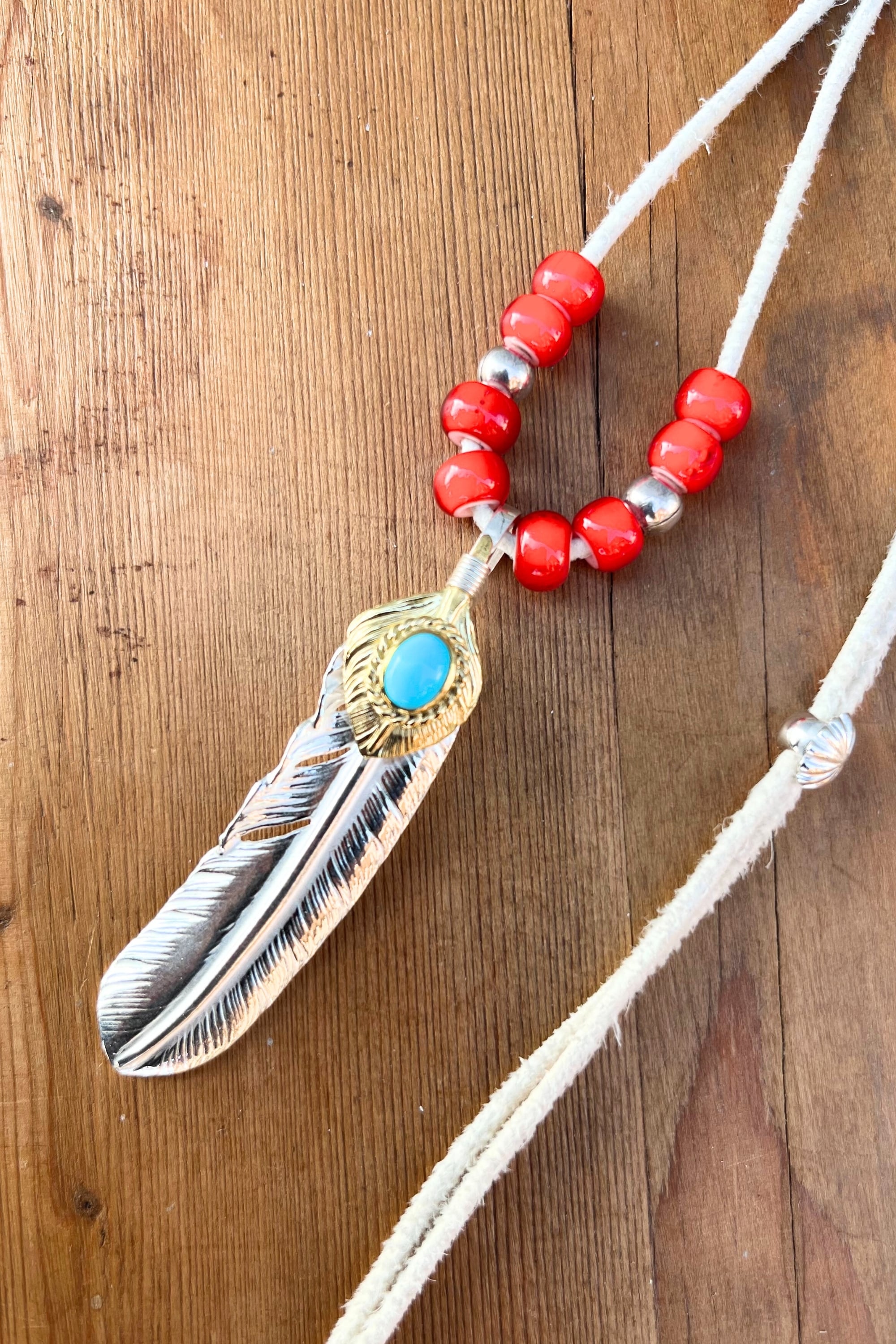 go85 上金金縄ターコイズ付き特大フェザー ホワイトハーツ、ビーズ革紐カスタム