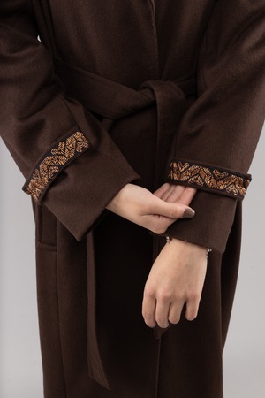 ウクライナ産プレミアムウール100%ロングコート（ブラウン）平行縫い　シルク手刺繍　ユニセックス