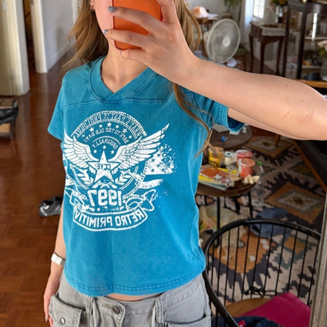 ウィングエンブレムグラフィックVネックTシャツ 2col R02249