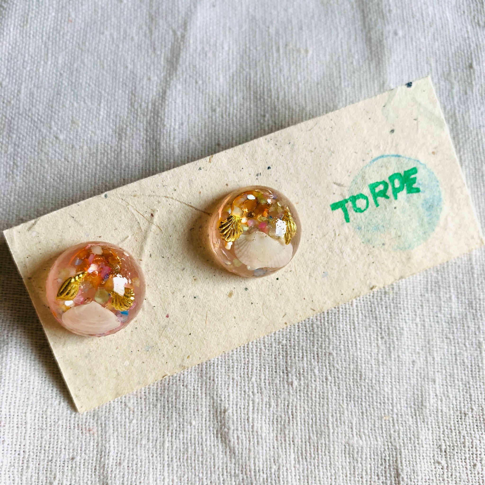 海辺で拾った貝殻入り レジンドームピアス | torpe