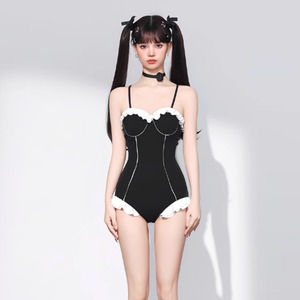 少女の白黒配色ワンピース水着