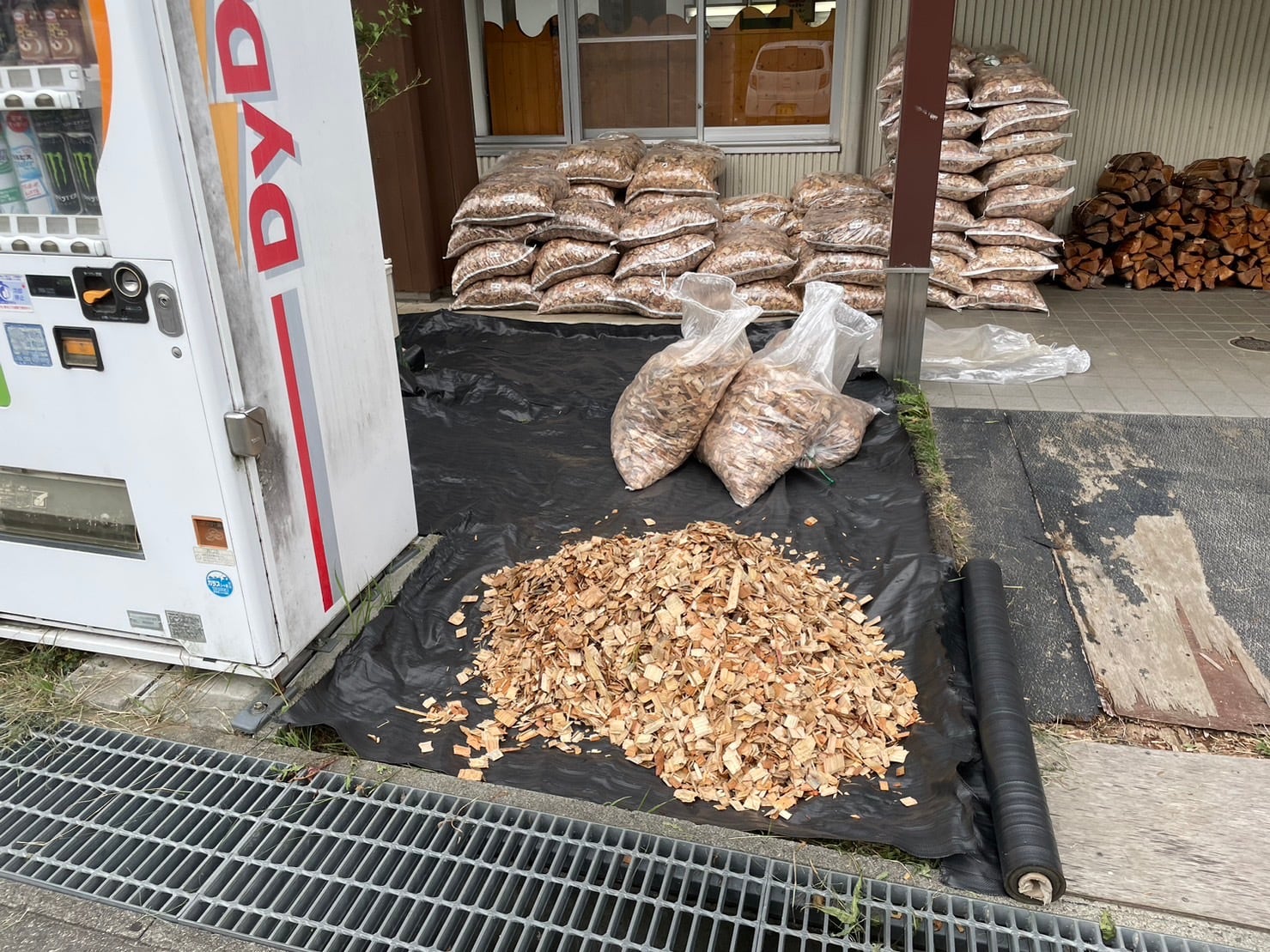八ヶ岳産針葉樹使用】間伐材の原木ウッドチップ大粒約100?（50?×2