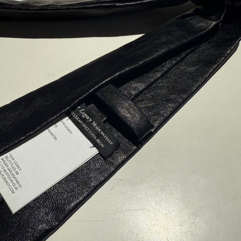 our legacy レザー ネクタイ Fake Leather tie Our Legacy 【公式通販】