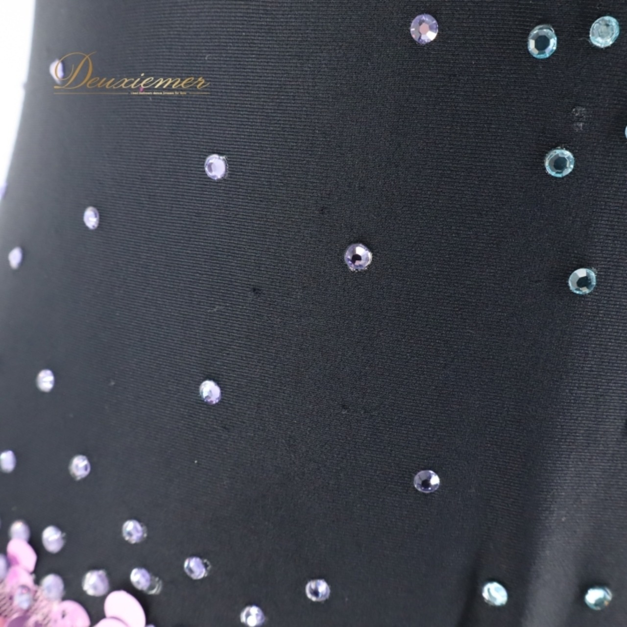 社交ダンス 衣装 ラテン ドレス ワンピース ラテンドレス 黒 水色 ラメ デモ 競技 パーティ 発表会 ブラック系 ブルー系 DANSCOUTURE LONDON フリル 可愛い フリル付き 美しい 輝き 軽やか 練習用 ショートドレス ファッション ダンス衣装 演出服 舞台衣装 競技会 レディース コスチューム おしゃれ