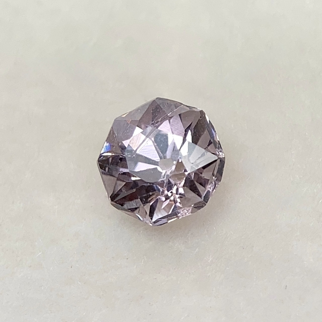 お花みたいなスピネル 約4.5mm*3.3mm r-0639