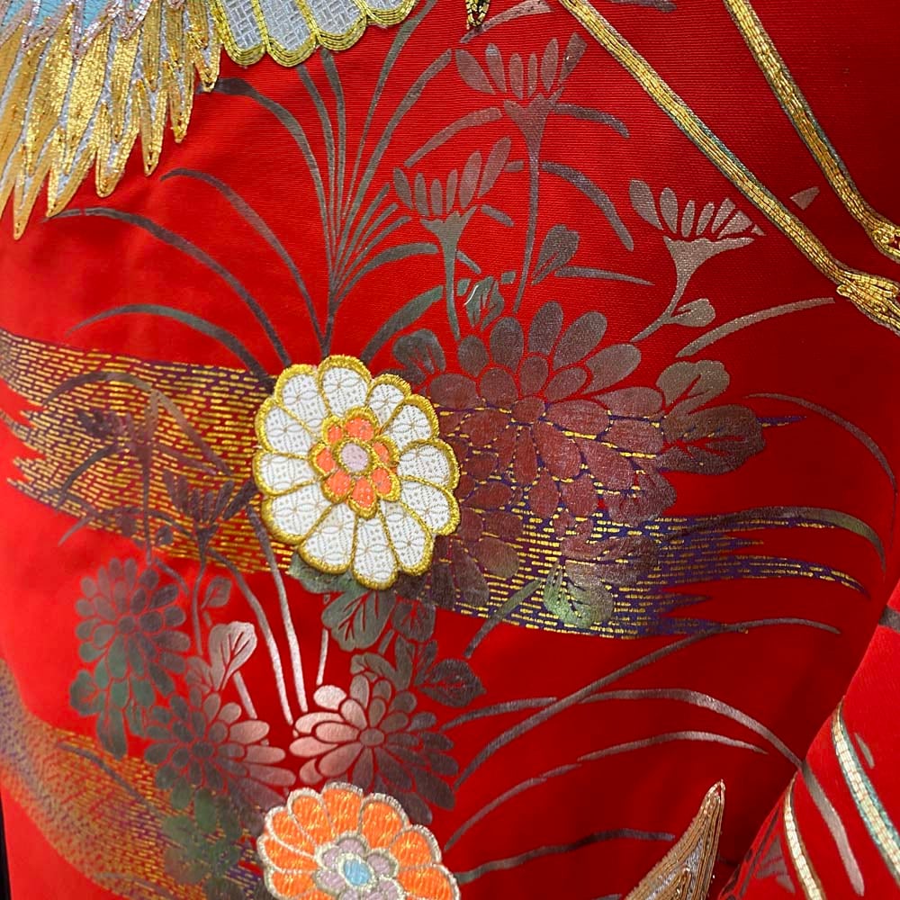赤い鶴と花模様の着物 
