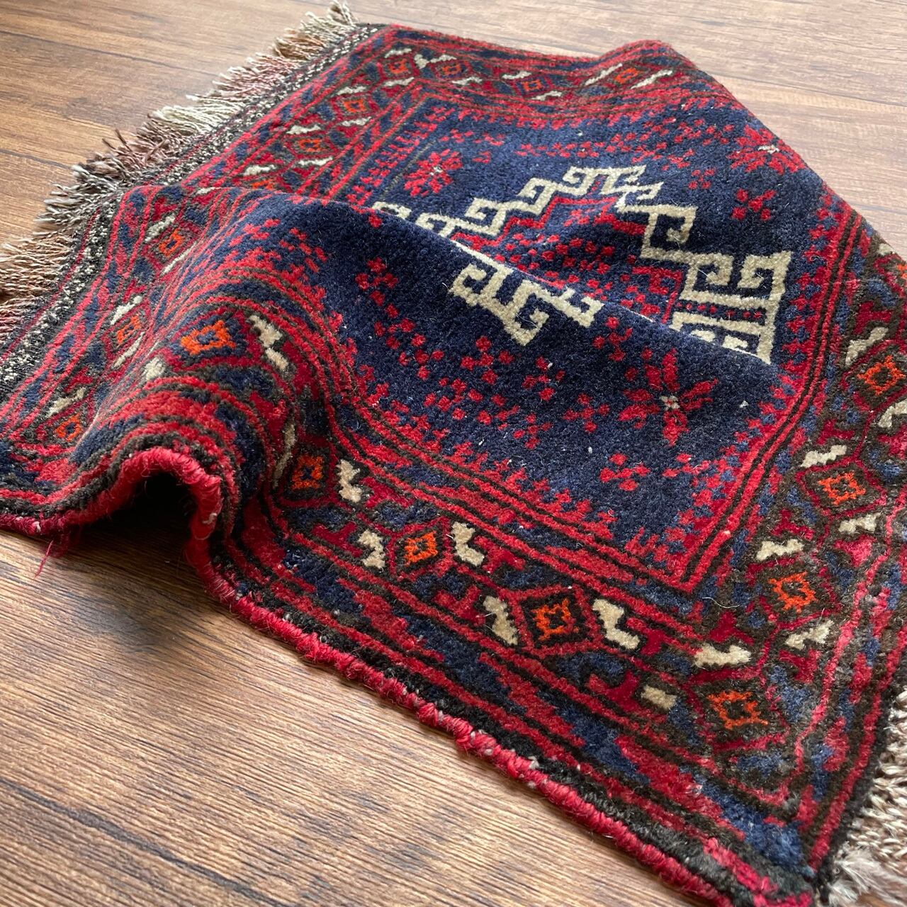 51/120 1950's ViNTAGE SMALL RUG