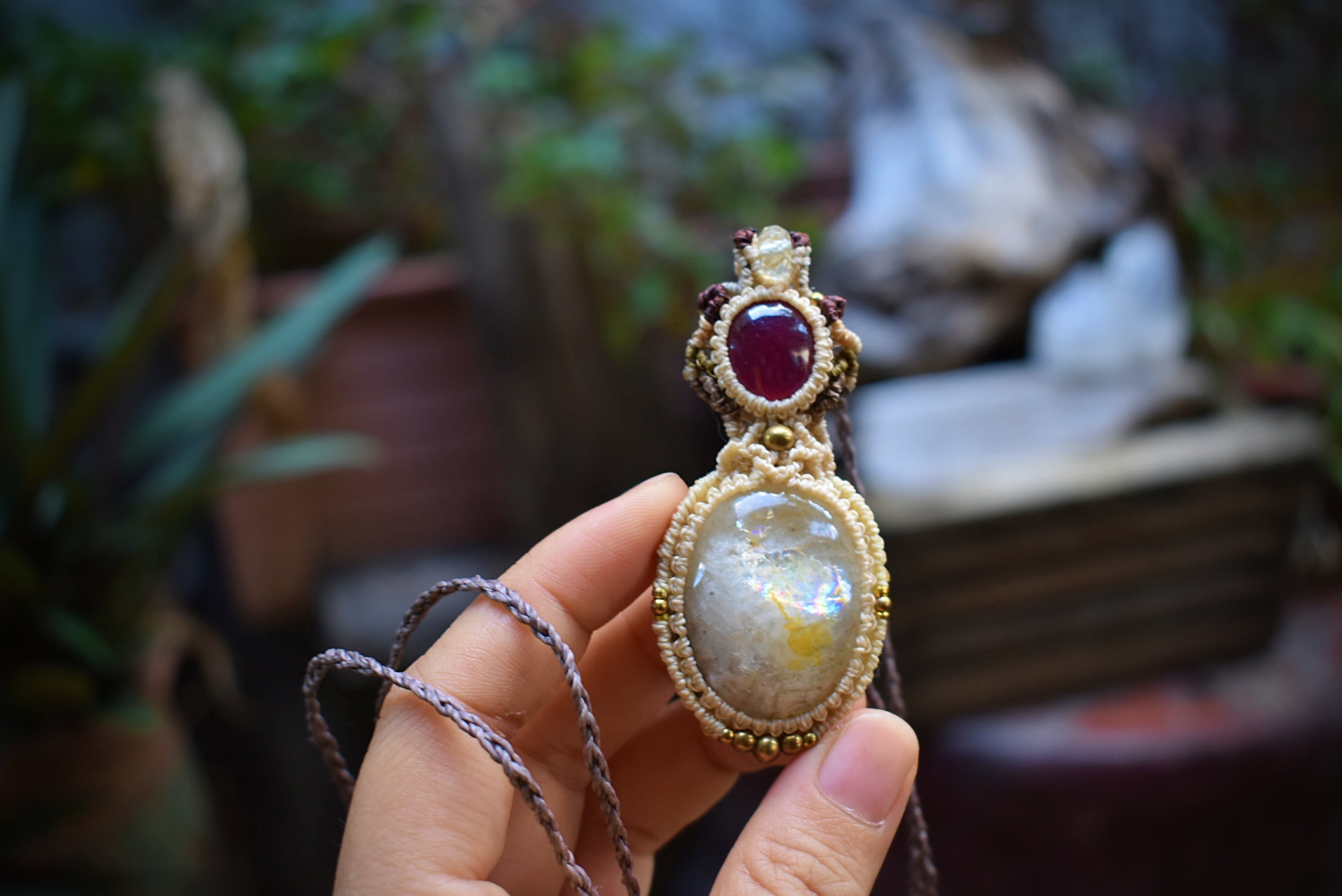 大きな虹とルビーと羽化★ホワイトレインボーガーデン水晶 マクラメペンダント