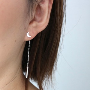 月とチェーンのシルバーピアス
