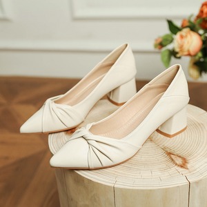 【送料無料】 パンプス ポインテッドトゥ リボン風 太ヒール ミドルヒール 美脚 痛くない エレガント フェミニン きれいめ 春 夏 結婚式 パーティー デート 女子会 通勤 OL ベージュ 上品 レディース 靴 20代 30代 40代 かわいい おしゃれ