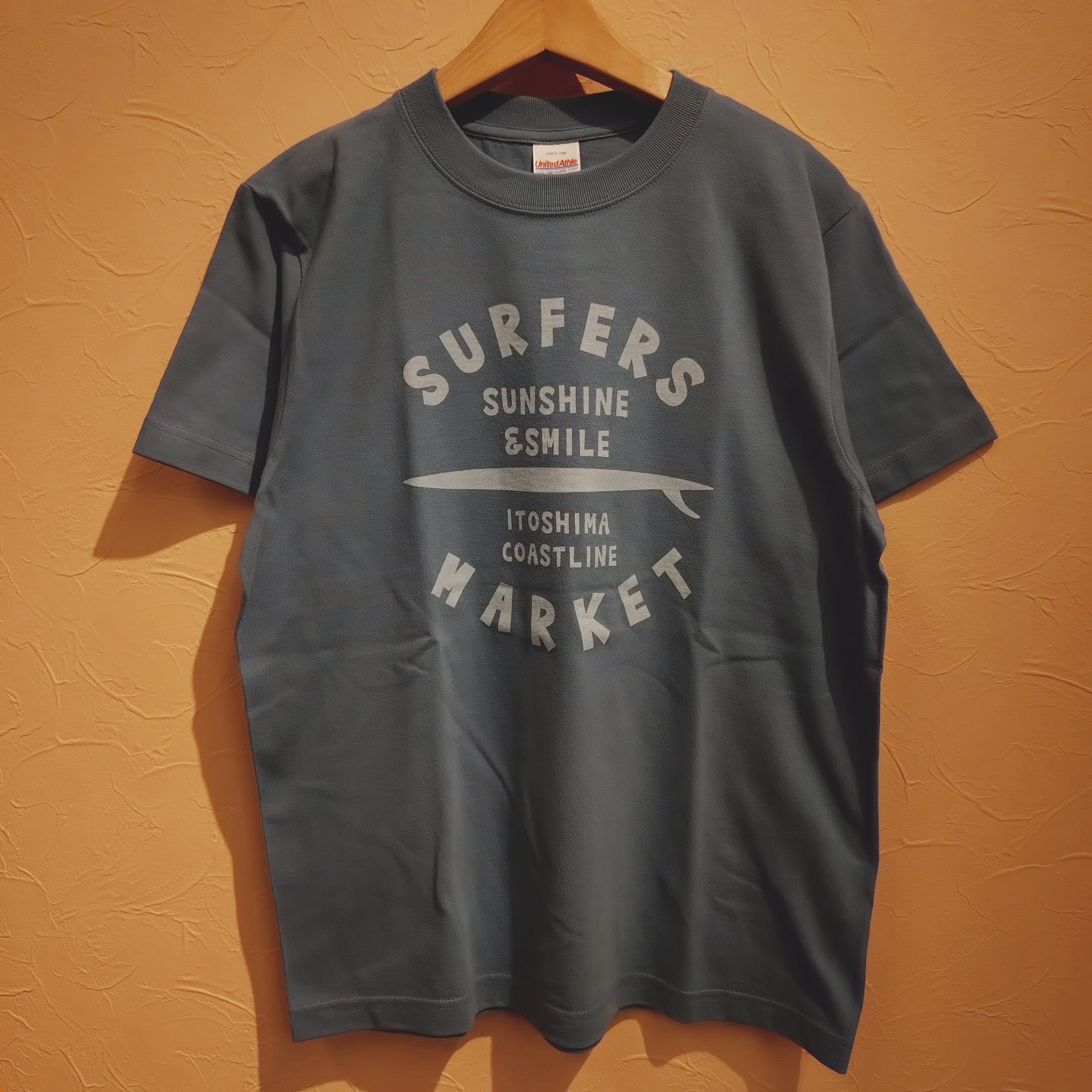 SURFERS MARKET BASIC LOGO Tシャツ (ヘイジーブルー) | SURFERS MARKET