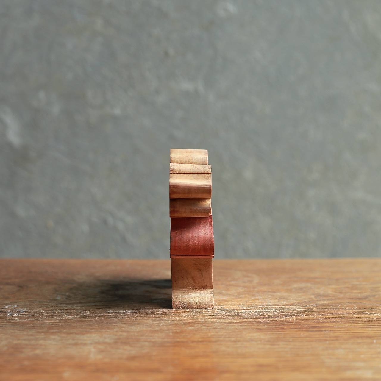 仲良く寄り添う、子だくさんなサルの親子｜木製 組み木パズル 猫の親子 置物 オブジェ