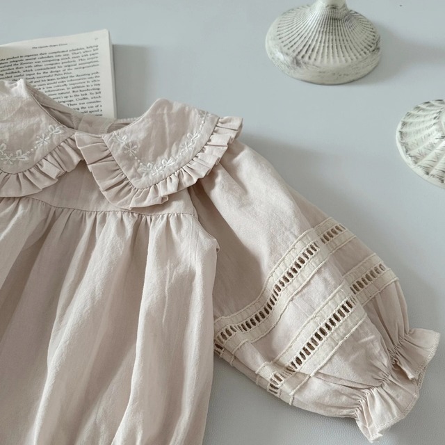 【取寄】洗練された刺繍フリル襟ロンパース