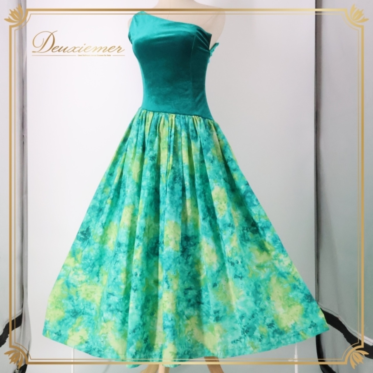 フラダンス 衣装 ワンピース ドレス グリーン系 ワンショルダー ベロア ワントーン かわいい 華やか 鮮やか 上品 高級感 光沢感 きれい 明るい 緑 ハワイアン アロハ ハワイアンプリント フラ ダンス レッスン 練習 ドレスアップ おしゃれ エレガント